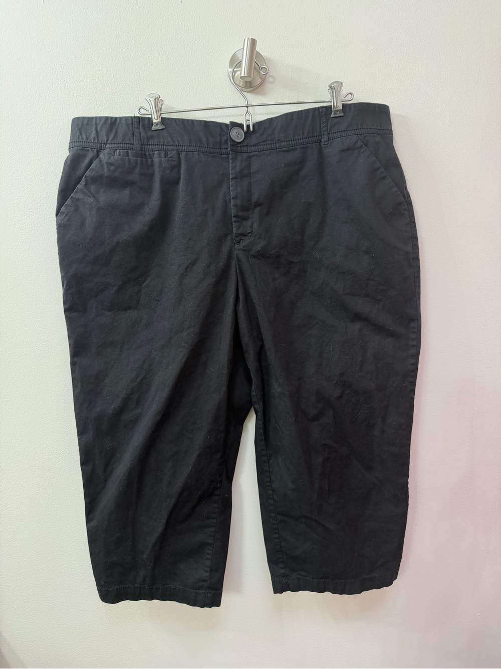 CJ Banks Women’s Black Capri pants